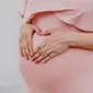 Ilustrasi Ibu di Alabama yang mengalami kondisi langka yakni rahim ganda dan kini hamil di tiap rahimnya. (Unsplash/Juan Encalada)