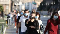 Orang-orang yang memakai masker terlihat di Via dei Fori Imperiali di Roma, Italia pada 6 Oktober 2020. Lima wilayah di Italia selatan memberlakukan peraturan wajib memakai masker, bahkan untuk orang-orang di ruang terbuka. (Xinhua/Cheng Tingting)