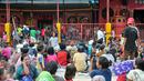 Jelang Imlek, ratusan pengemis penuhi pelataran Vihara Dharma Bhakti, Jakarta, Minggu (7/2/2016). Mereka berdatangan untuk berebut angpao yang dibagikan umat Tionghoa yang akan merayakan tahun baru Imlek. (Liputan6.com/Yoppy Renato)