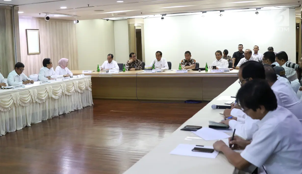 Presiden Joko Widodo bersama Menteri ESDM Ignasius Jonan, Menhub Budi Karya Sumadi dan Seskab Pramono Anung mendatangi Kantor Pusat PLN (Persero), Jakarta, Senin (5/8/2019). Jokowi meminta penjelasan menyusul peristiwa pemadaman listrik di hampir seluruh Pulau Jawa. (Liputan6.com/Angga Yuniar)