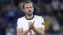 Penyerang Inggris, Harry Kane memberikan tepuk tangan kepada suporter pada akhir pertandingan perempat final Euro 2020 di Stadion Olimpiade, Roma, Minggu (4/7/2021) dini hari WIB. Inggris menang telak atas Ukraina 4-0 dan akan bertemu Denmark di semifinal Euro 2020. (AP Photo/Ettore Ferrari, Pool)