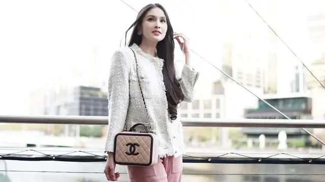 Koleksi Tas Sandra Dewi