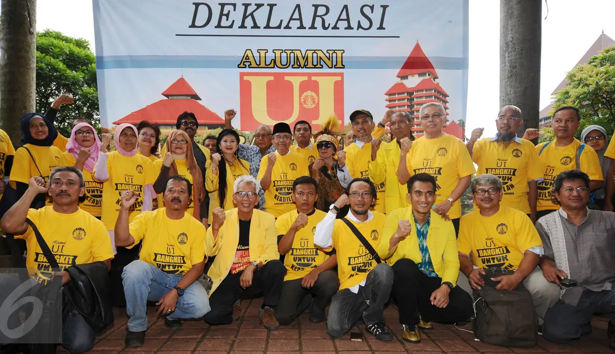 Aktivis Alumni UI bersama budayawan Taufik Ismail mengangkat tangan usai pembacaan Deklarasi Bangkit untuk Keadilan di Kampus UI, Depok, Jumat (27/1). Mereka menyuarakan keprihatinan terhadap kondisi Indonesia saat ini. (Liputan6.com/Helmi Fithriansyah)