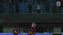 Penyerang Timnas Indonesia, Ilija Spasojevic (kanan) merayakan gol saat melawan Guyana, Brandon Beresford pada laga persahabatan di Stadion Patriot Candrabhaga, Bekasi, Sabtu (25/11). Indonesia unggul 2-1. (Liputan6.com/Helmi Fithriansyah)