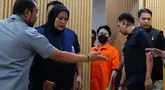 Buronan Interpol asal Filipina, Hector Aldwin Pantollana (tengah) sesaat sebelum rilis Penangkapan sekaligus Pemulangan WNA di kantor Direktorat Jenderal Imigrasi, Jakarta, Selasa (26/11/2024). (merdeka.com/Arie Basuki)