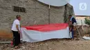 Warga membuat layang-layang merah putih setinggi enam meter di Kawasan Peninggilan, Tangerang, Senin (10/8/2020). Layang-layang merah putih tersebut dibuat untuk memeriahkan HUT Ke-75 Kemerdekaan Republik Indonesia. (Liputan6.com/Angga Yuniar)