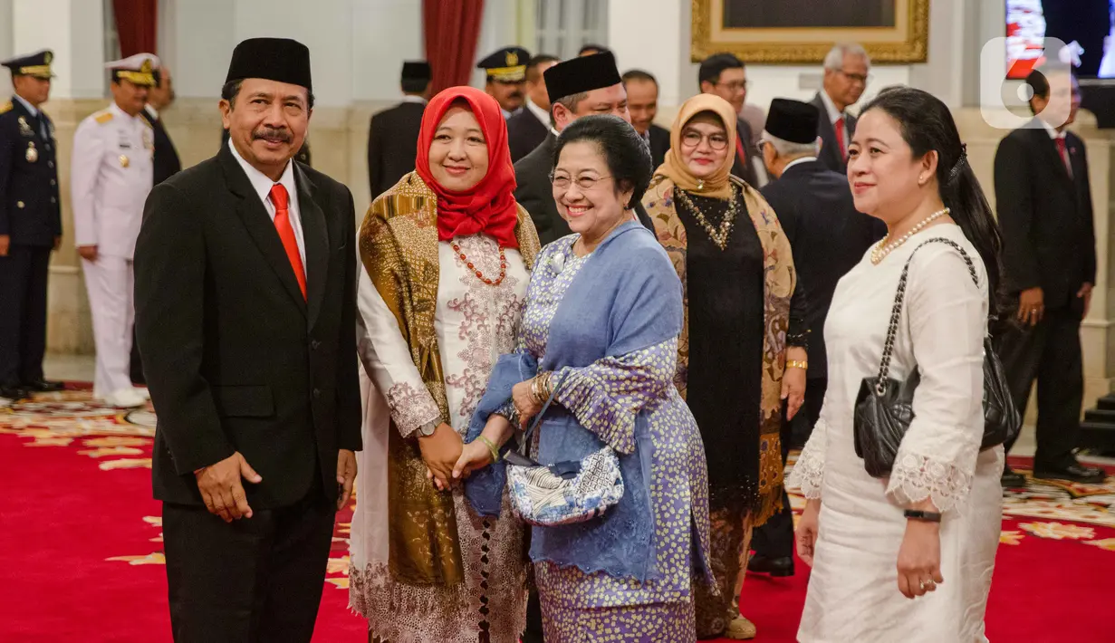 Kepala Badan Pembinaan Ideologi Pancasila (BPIP) Yudian Wahyudi (kiri) menerima ucapan selamat dari Ketua Dewan Pengarah BPIP Megawati Soekarnoputri seusai dilantik di Istana Negara Jakarta, Rabu (5/2/2020). Presiden Joko Widodo resmi melantik Yudian sebagai Kepala BPIP. (Liputan6.com/Faizal Fanani)