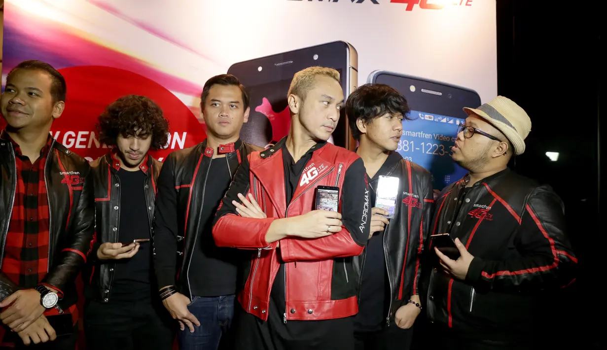 "Ngga ada wifi kita nggak akan hidup. Jujur, kita kita generasi yang terkonek dengan internet," ujar Giring. (Andy Masela/Bintang.com)