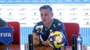 Pelatih kepala Timnas Indonesia, John Herdman (kanan) memberikan keterangan dalam sesi konferensi pers menjelang FIFA Series melawan St Kitts and Navis di Stadion Utama Gelora Bung Karno (SUGBK), Senayan, Jakarta, Kamis (26/03/2026). (Bola.com/M Iqbal Ichsan)