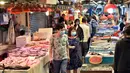 Warga terlihat di sebuah pasar ikan di Hong Kong, China selatan (9/3/2020). Total kasus terkonfirmasi virus corona COVID-19 di Hong Kong bertambah menjadi 126, demikian disampaikan Pusat Perlindungan Kesehatan Hong Kong pada Rabu (11/3) sore. (Xinhua/Lo Ping Fai)