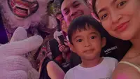 Anak Nathalie Holscher Nonton Tari Kecak, Interaksi dengan Pemeran Hanoman Tuai Pujian