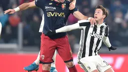 Pemain Juventus, Stephan Lichtsteiner berusaha merebut bola dari pemain Genoa Andrej Galabinov pada laga 16 besar Coppa Italia 2017-2018 di Allianz Stadium, Rabu (20/12). Juventus melaju ke perempatfinal usai menang 2-0. (Alessandro di Marco/ANSA via AP)