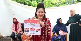 Penyanyi yang kini mencoba peruntungan baru di dunia politik sebagai caleg DPR RI dari Partai Perindo di Dapil Jawa Barat 2 itu tampil meriah dengan outfit pilihannya. [Foto: KLY/Budy Santoso]