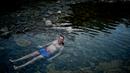 Seorang pria berendam sambil menikmati pemandian air panas alami Sungai Cidaco dengan suhu 52 Celcius saat pagi musim dingin di desa kecil Arnedillo, Spanyol utara, 29 Desember 2018. (AP Photo/Alvaro Barrientos)