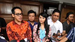 Sandy Tumiwa yang tak hadir dalam persidangan dan hanya diwakili kuasa hukumnya, menyetujui segala tuntutan cerai dari Tessa, Jakarta, (1/9/14). (Liputan6.com/Andrian M Tunay)