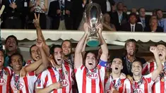 Para pemain Atletico Madrid bersorak setelah memastikan menjuarai Piala Super Eropa dengan mengalahkan Inter Milan 2-0 di Monaco, 27 Agustus 2010. AFP PHOTO/VALERY HACHE