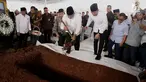 Presiden ke-6 Susilo Bambang Yudhoyono (SBY) disaksikan Agus Harimurti menaburkan tanah yang pertama kali ke makam sang ibu, Siti Habibah, di TPU Tanah Kusir Jakarta, Sabtu (31/8/2019). Ibunda SBY, almarhumah Siti Habibah meninggal pada Jumat (30/8) pukul 19.21 WIB. (merdeka.com/magang/Ahmad Sujana)