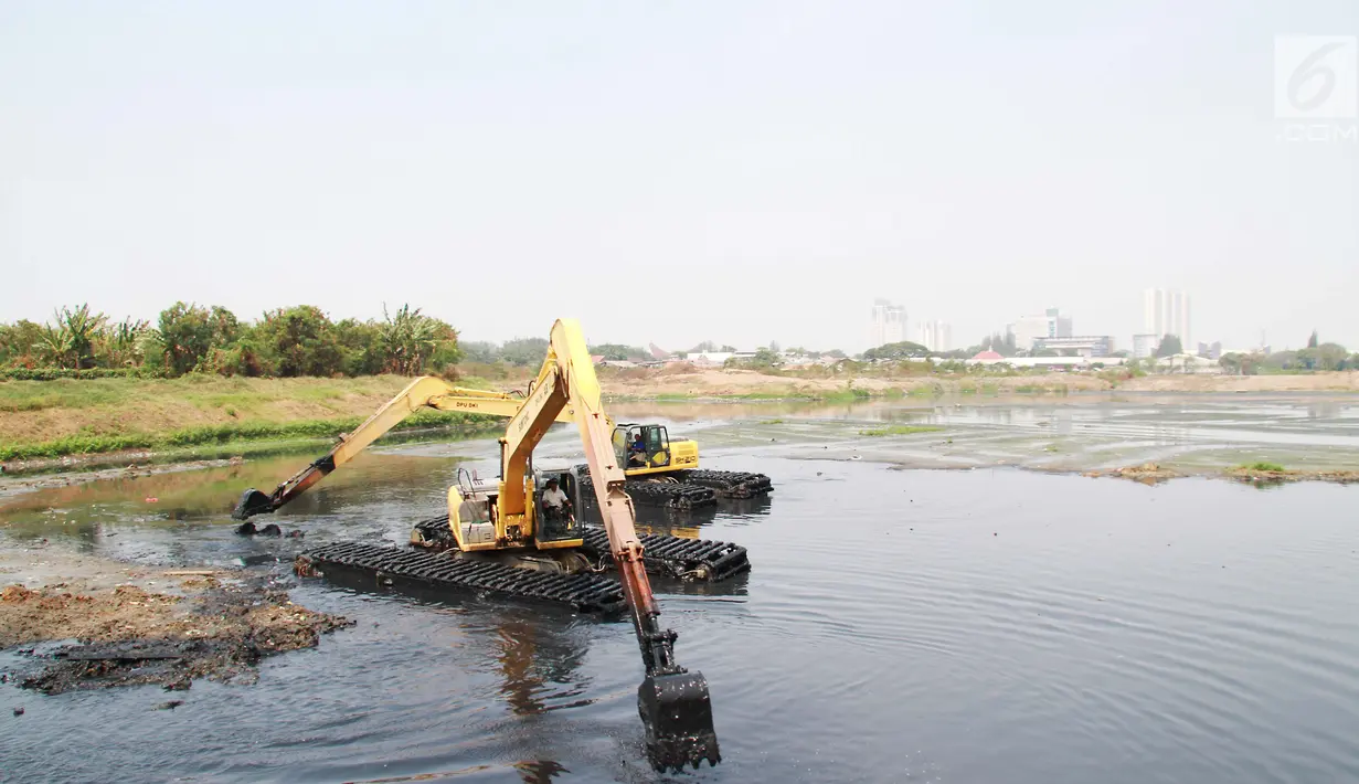 Kondisi Waduk Ria Rio yang sedang dilakukan pengerukan endapan lumpur oleh petugas di Pedongkelan, Pulogadung, Jakarta, Sabtu (30/9). (Liputan6.com/Angga Yuniar)
