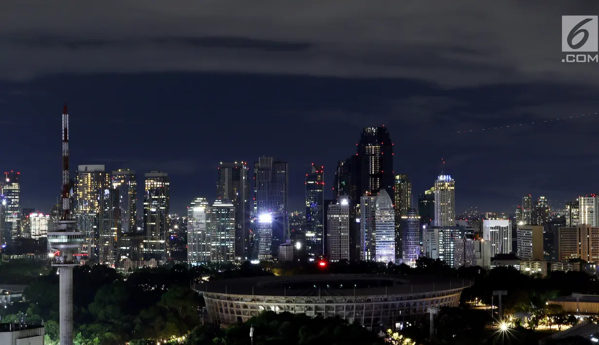 Suasana Stadion Utama Gelora Bung Karno (GBK) saat lampu dipadamkan pada peringatan Earth Hour 2018 di Jakarta, Sabtu (24/3). Earth Hour dilakukan untuk efisiensi energi. (Liputan6.com/Johan Tallo)