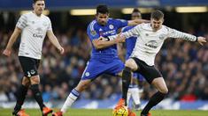 Striker Chelsea, Diego Costa, berebut bola dengan bek Everton, John Stones, pada laga Liga Premier Inggris di Stadion Stamford Bridge, Inggris, Sabtu (16/1/2016). Kedua tim bermain imbang 3-3. (Reuters/John Sibley)