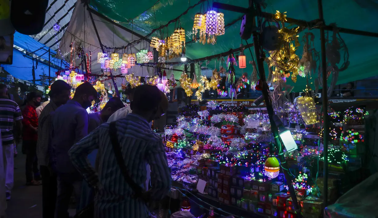 Pelanggan membeli lampu hias menjelang Diwali, festival lampu Hindu, di Kolkata, India, Rabu (27/10/2021). Diwali adalah salah satu festival paling penting dalam agama Hindu, yang didedikasikan untuk ibadah Dewi Laksmi. (AP Photo/Bikas Das)