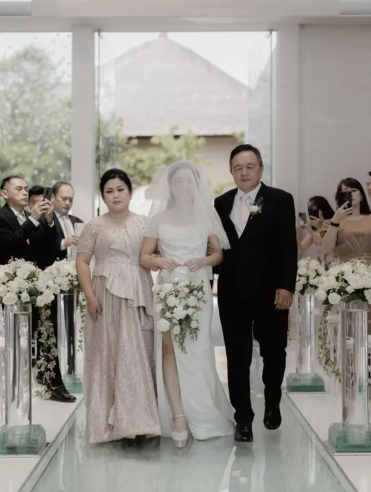 Artis yang mengawali karirnya sebagai figuran sinetron Ratapan Anak Tiri di tahun 2006 didampingi orang tua jelang mengucap janji suci. [Instagram/gritteagathaa]