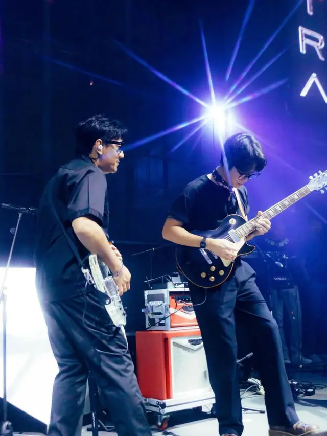 Potret keren Andre Taulany main gitar (credit: https://www.instagram.com/andreastaulany/)