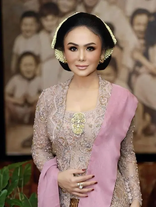 Gaungkan kebaya to UNESCO, intip pesona Yuni Shara berkebaya berikut ini. (Instagram/yunishara36).