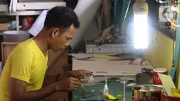 Pekerja tengah membuat maket tata bangunan di industri rumahan di Jakarta, Selasa (2/2/2021). Kementerian Koperasi dan UKM menetapkan enam strategi yang akan diterapkan tahun ini untuk membangkitkan sektor koperasi dan UMKM. produk. (Liputan6.com/Angga Yuniar)