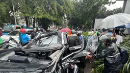 Ketika peristiwa naas itu terjadi, mobil tersebut sedang melintas tepat di bawah pohon tersebut. (merdeka.com/Arie Basuki)