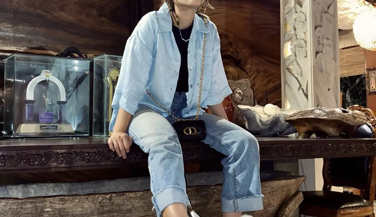 Sneakers menjadi outfit yang gemar ia gunakan. Bahkan dengan gaya tersebut, tentu membuatnya terlihat sedikit boyish. [Foto: Instagram/ Fuji An]