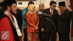 Menteri Agraria dan Tata Ruang Ferry Mursyidan Baldan (kedua kanan) berbincang dengan jimly asshiddiqie saat menghadiri pelantikan Anwar Usman menjadi Hakim Konstitusi di Istana Negara, Jakarta, Kamis (6/4). (Liputan6.com/Faizal Fanani)