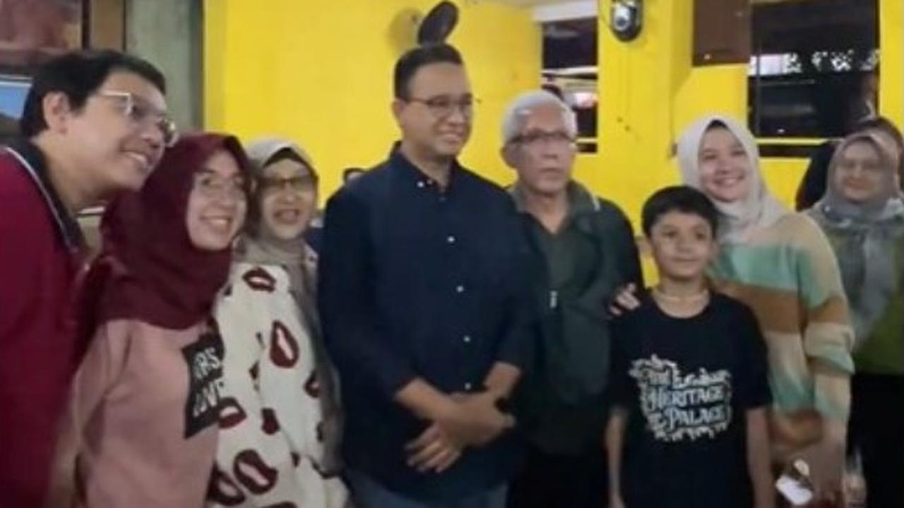 Rayakan Malam Tahun Baru di Jogja, Anies Baswedan dan Keluarga Bernostalgia di Warung Lesehan Malioboro.  foto: Twitter @aniesbaswedan