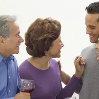 Meski menyebalkan, mertua tetaplah orang tua yang harus dihormati. (Foto: huffingtonpost.com)