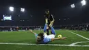 Bek Napoli Mario Rui berebut bola dengan penyerang Monza Patrick Ciurria pada pekan ke-18 Liga Italia di Stadion Diego Armando Maradona, Sabtu (30/12/2023) dinihari WIB. (Alessandro Garofolo/LaPresse via AP)