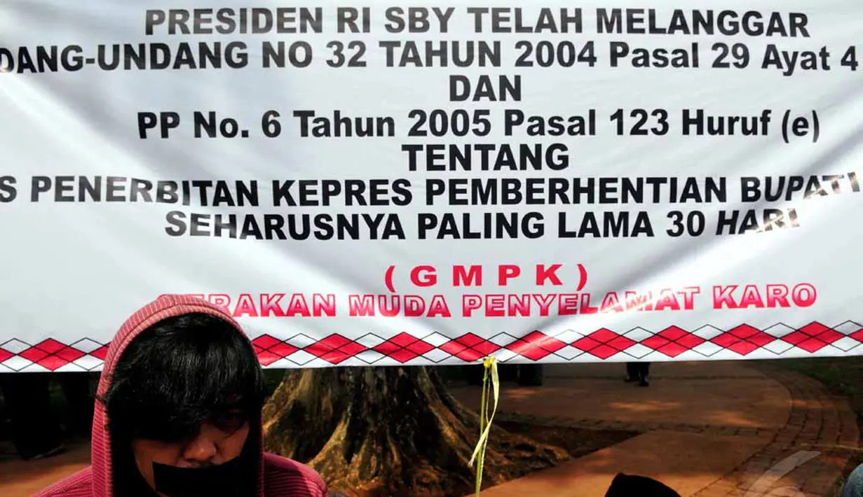Pengunjuk rasa menuntut pemerintah melalui Mendagri segera mengganti Bupati Karo agar jalannya pemerintahan di wilayah itu berjalan normal (Liputan6.com/Johan Tallo)