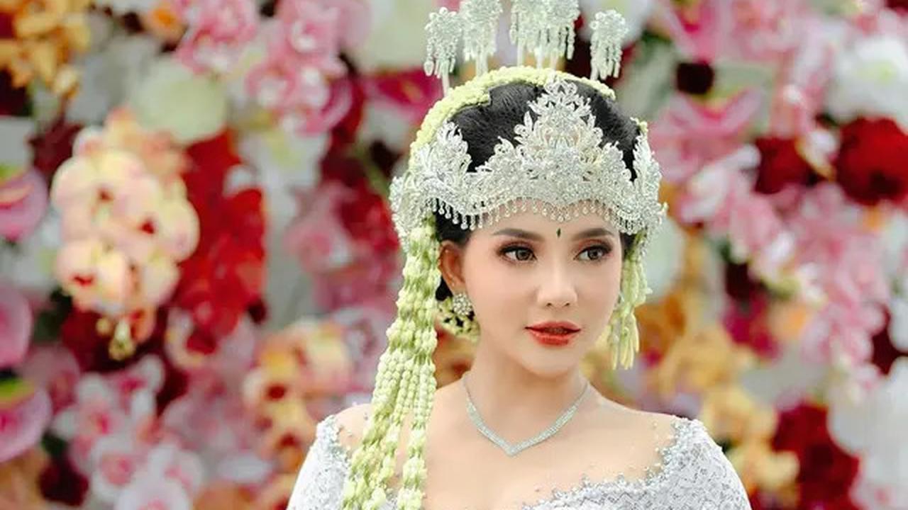 7 Potret Penyanyi Lala Widy Pakai Gaun Pengantin Adat Sunda, Tampil Anggun