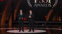 Managing Director Emtek, Sutanto Hartono (kiri) menerima apresiasi sebagai official broadcaster PSSI Awards 2026, yang diserahkan oleh Ketua PSSI, Erick Thohir di Studio 6 Emtek City, Jakarta Barat, pada Sabtu (28/3/2026) malam WIB. (Bola.com/Bagaskara Lazuardi)
