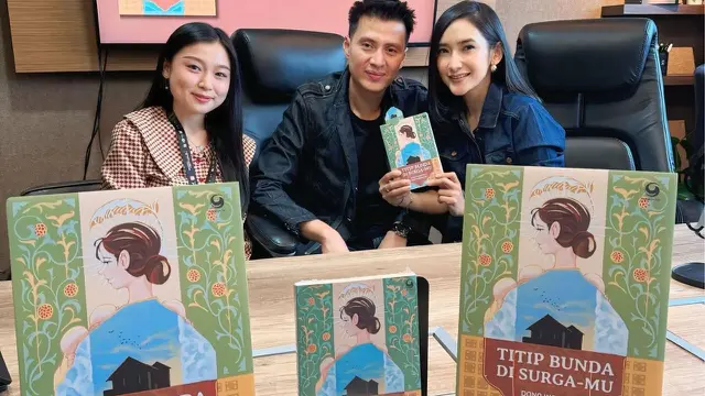 Novel Titip Bunda di Surga-Mu karya Dono Indarto dan Zora Vidyanata (baju hitam) yang  segera di adaptasi kedalam Film