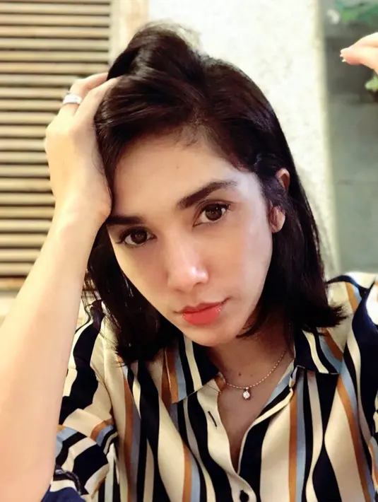 Menjadi istri dari presenter ternama di Indonesia tidak menutup kemungkinan untuk memiliki bisnis. Seperti Ussy Sulistiawaty, dirinya terlihat memiliki bisnis kosmetik meski sudah sukses. (Liputan6.com/ussypratama)