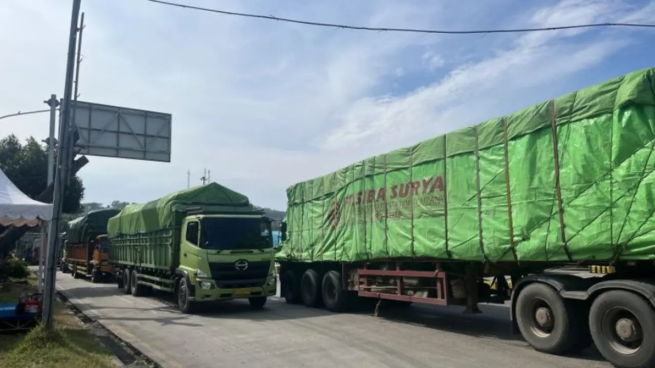 Suasana antrean kendaraan truk barang di kantong parkir Pelabuhan Bakauheni, Lampung pada Selasa (31/3/2026).