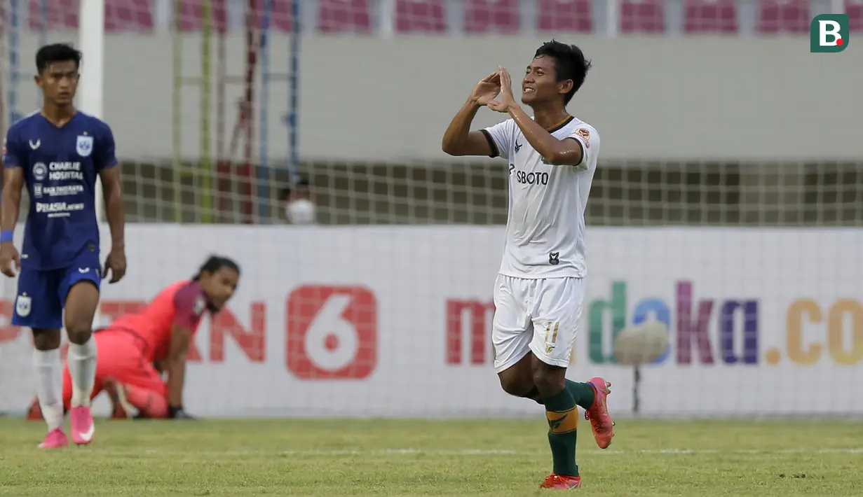 Bek Persikabo 1973, Firza Andika melakukan selebrasi usai mencetak gol ke gawang PSIS Semarang lewat tendangan bebas dalam laga matchday ke-2 Grup A Piala Menpora 2021 di Stadion Manahan, Solo, Kamis (25/3/2021). Persikabo 1973 kalah 1-3 dari PSIS. (Bola.com/Arief Bagus)