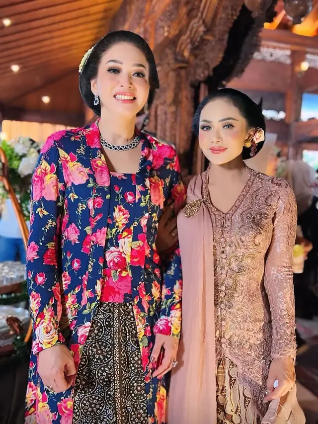 Model Kebaya Kris Dayanti Warna Pink Keunguan yang Elegan di Usia 50 Tahun