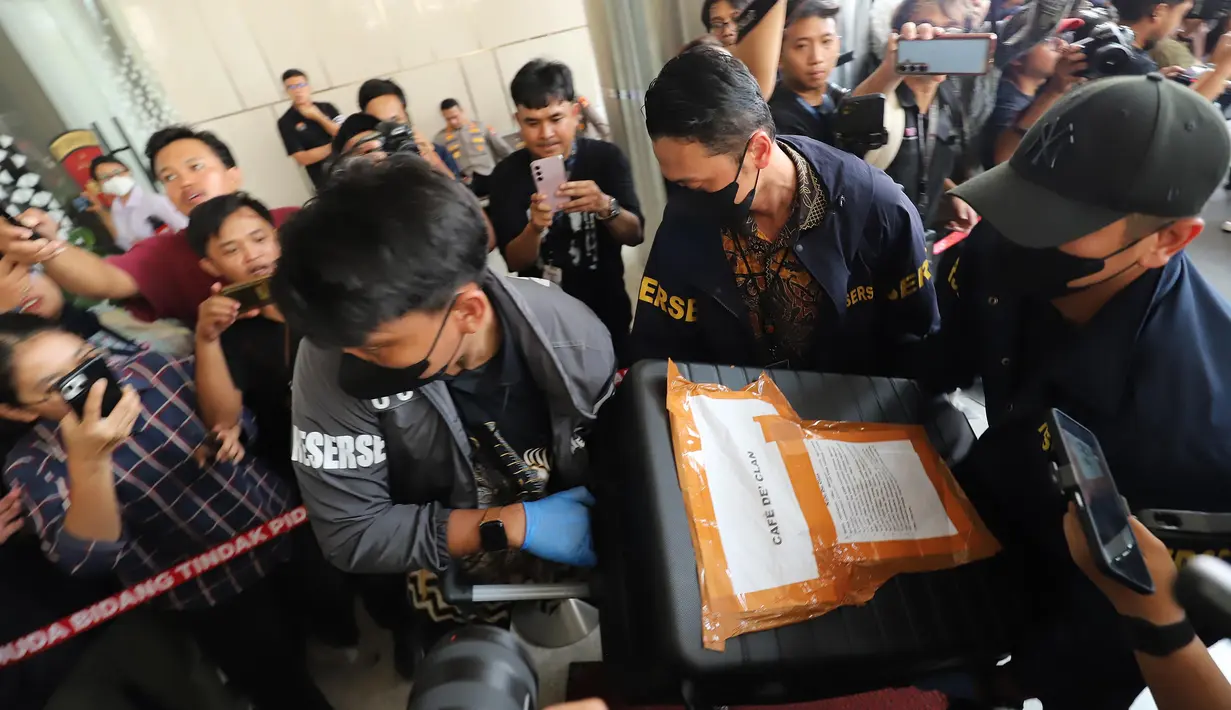 Personel Direktorat Reserse Kriminal Khusus Polda Metro Jaya mengangkut barang bukti kasus dugaan korupsi Tindak Pidana Pencucian uang (TPPU) saat tiba di Gedung Jampidsus Kejaksaan Agung, Jakarta, Jumat (17/7/2026). (KLY/Arie Basuki)