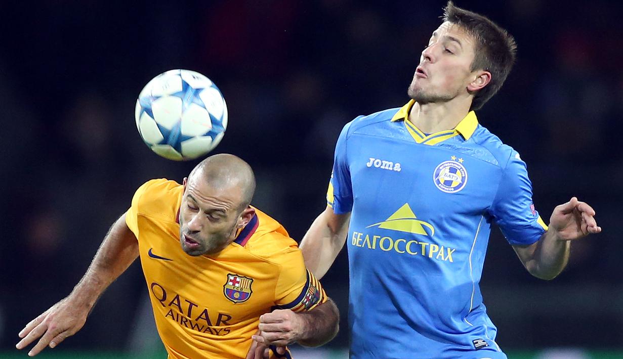 Pemain BATE Borisov, Dmitri Mozolevski (kanan), berebut bola dengan pemain Barcelona, Javier Mascherano, di laga Grup E Liga Champions di Borisov Arena, Belarus, Rabu (21/10/2015) dini hari WIB. (EPA/Tatyana Zenkovich)