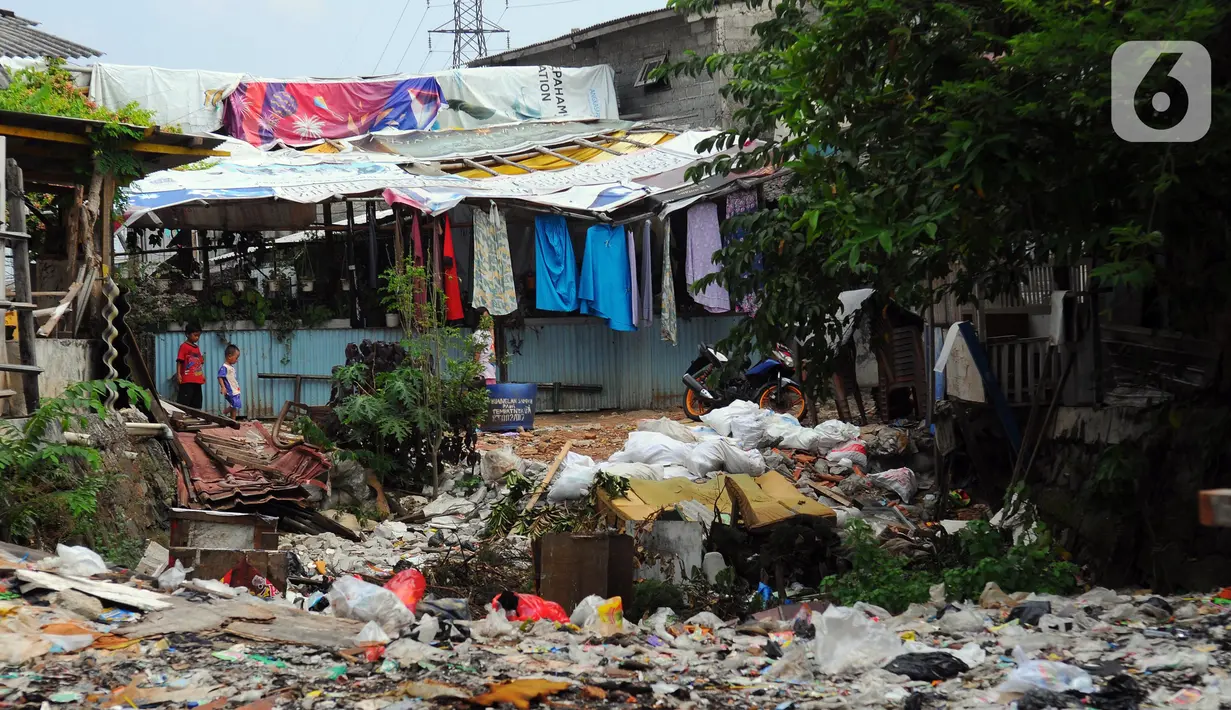 Tidak hanya sampah, di sekitar area kali yang sudah dipenuhi sampah tersebut juga tercium aroma tidak sedap, yang dikhawatirkan warga menjadi salah satu sumber penyakit. (merdeka.com/Imam Buhori)