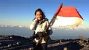 Salah satu momen yang tak bisa dilupakan Pevita adalah mendaki Gunung Semeru, Jawa Timur. Kala itu pemilik nama lengkap Pevita Cleo Eileen Pearce ini melakukan pendakian untuk film 5 CM. Tak hanya sekedar syuting, ia tampak begitu menikmati keindahan puncak tertinggi di Jawa tersebut.(Liputan6.com/IG/@pevpearce)
