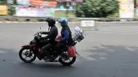 Pemudik sepeda motor saat melintasi jalur Kalimalang, Bekasi, Jawa Barat, Senin (11/6). (Merdeka.com/Iqbal Nugroho)