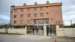 Suasana di depan gedung sekolah di distrik Silivri, Istanbul, Istanbul (29/12/2019). Di sebuah sekolah di pinggiran Istanbul, anak-anak Uighur mengikuti kelas sebelum dan sesudah sekolah reguler mereka. Melalui sekolah ini, mereka diajarkan menjaga budaya dan bahasa Uighur. (AFP/Ozan Kose)