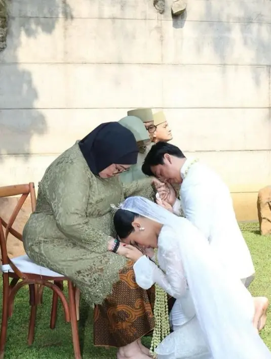 Ia kemudian melengkapi penampilannya dengan pulasan makeup flawless, tatanan rambut updo, an dipermanis dengan roncean melati sebagai aksesori.  [@yr.milla/titieksoeharto]